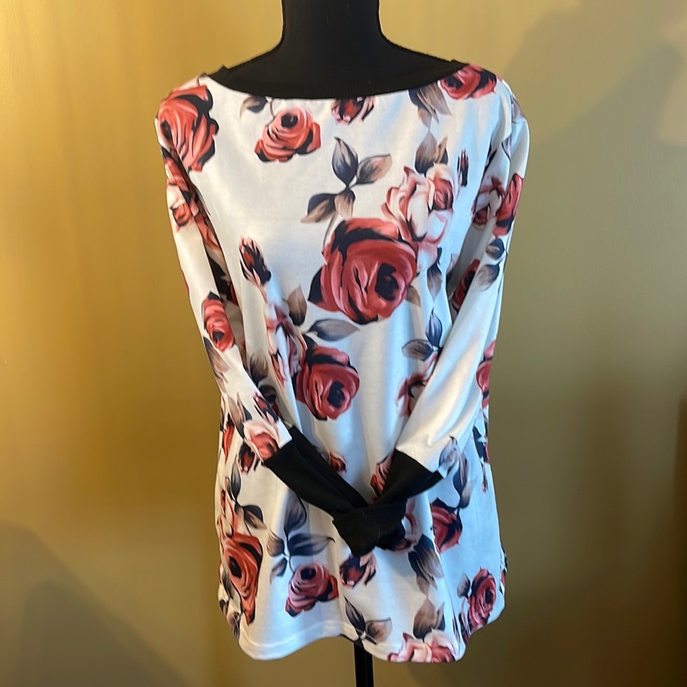 Red roses crew neck
